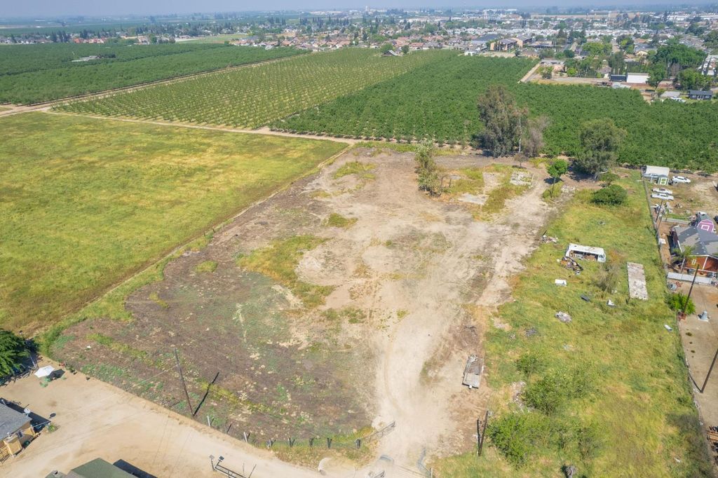 Image 5 of property listing at 465 6th Avenue Drive, Kingsburg, CA 93631