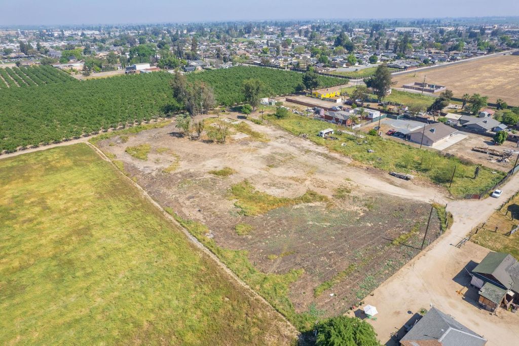 Image 7 of property listing at 465 6th Avenue Drive, Kingsburg, CA 93631