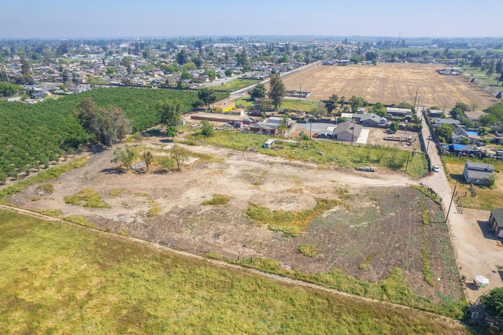 Image 8 of property listing at 465 6th Avenue Drive, Kingsburg, CA 93631