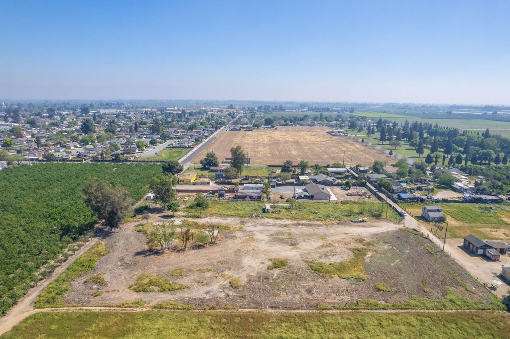 Image 9 of property listing at 465 6th Avenue Drive, Kingsburg, CA 93631