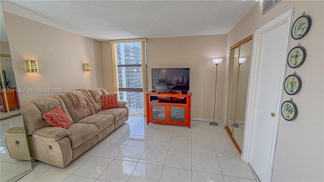 20335 W Country Club Dr 2102, Aventura, FL 33180