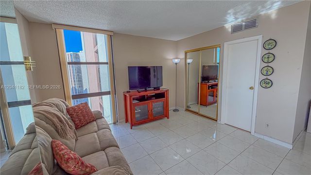 20335 W Country Club Dr 2102, Aventura, FL 33180