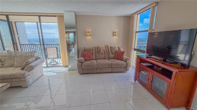 20335 W Country Club Dr 2102, Aventura, FL 33180