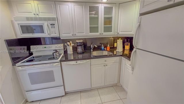 20335 W Country Club Dr 2102, Aventura, FL 33180