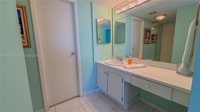 20335 W Country Club Dr 2102, Aventura, FL 33180