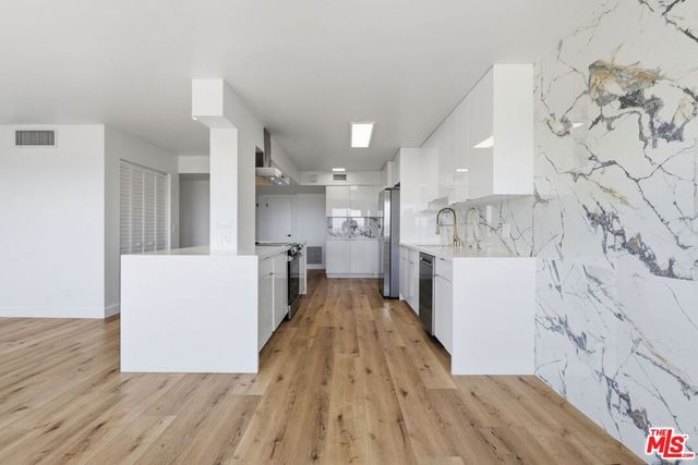 435 N Oakhurst Drive 905, Beverly Hills, CA 90210