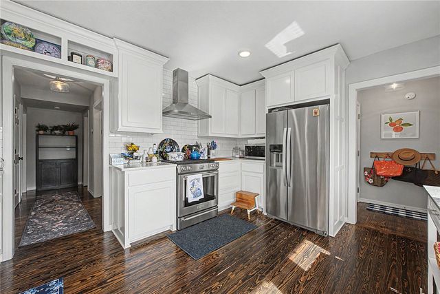 305 SW E Street, Bentonville, AR 72712