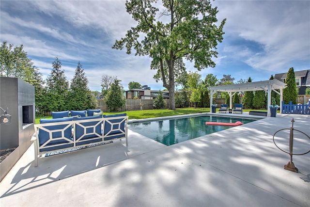 305 SW E Street, Bentonville, AR 72712