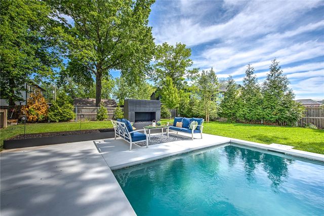 305 SW E Street, Bentonville, AR 72712