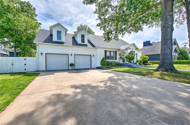 305 SW E Street, Bentonville, AR 72712