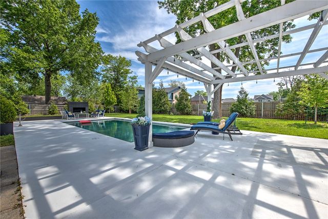 305 SW E Street, Bentonville, AR 72712