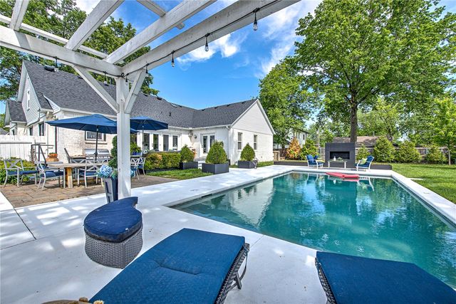 305 SW E Street, Bentonville, AR 72712