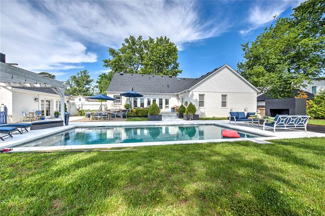 305 SW E Street, Bentonville, AR 72712