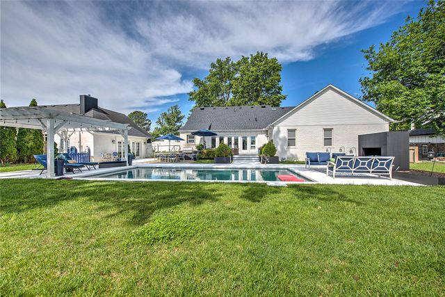 305 SW E Street, Bentonville, AR 72712