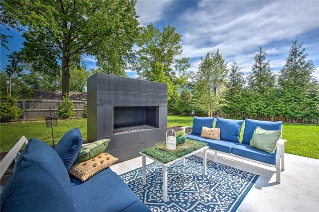 305 SW E Street, Bentonville, AR 72712