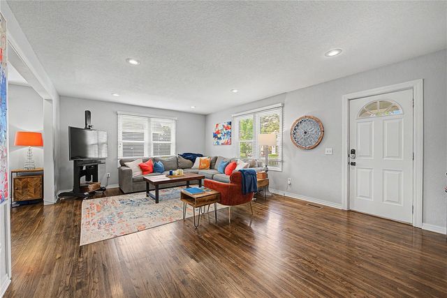 305 SW E Street, Bentonville, AR 72712