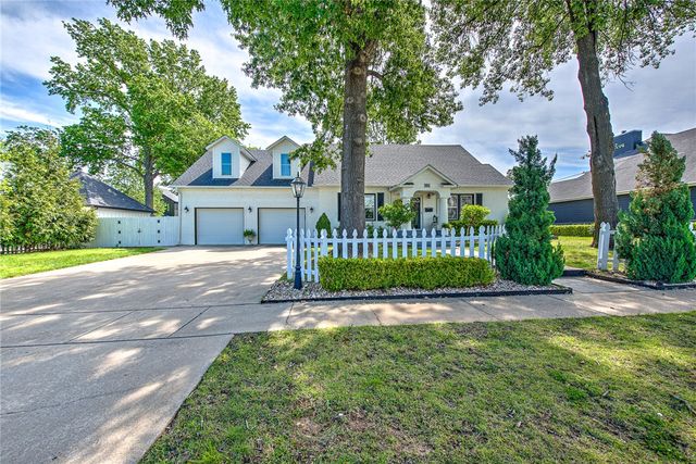 305 SW E Street, Bentonville, AR 72712