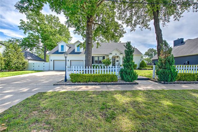 305 SW E Street, Bentonville, AR 72712