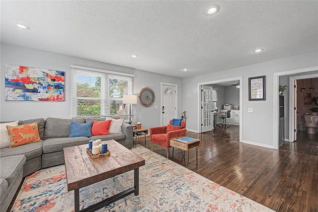 305 SW E Street, Bentonville, AR 72712
