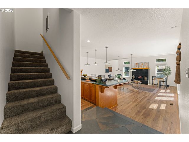 104 Nw DAWNHILL Ct, Grants Pass, OR 97526