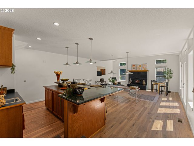 104 Nw DAWNHILL Ct, Grants Pass, OR 97526