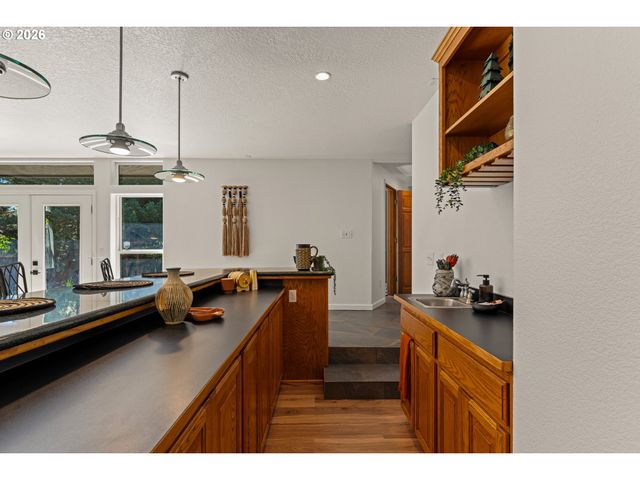 104 Nw DAWNHILL Ct, Grants Pass, OR 97526