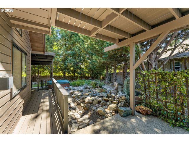 104 Nw DAWNHILL Ct, Grants Pass, OR 97526