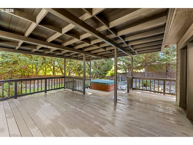 104 Nw DAWNHILL Ct, Grants Pass, OR 97526