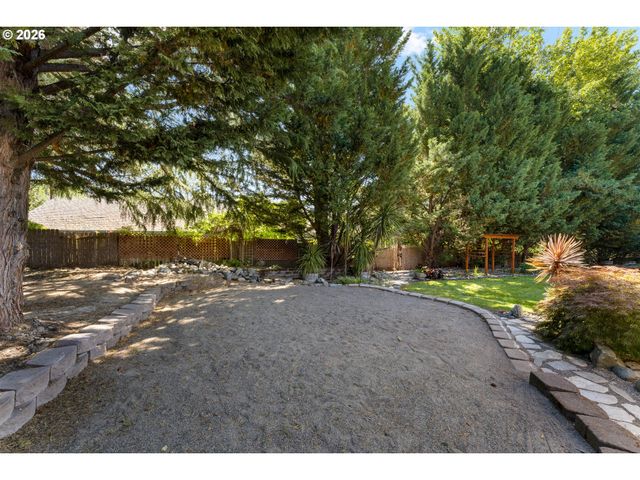 104 Nw DAWNHILL Ct, Grants Pass, OR 97526