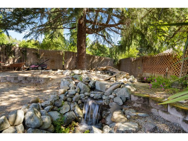 104 Nw DAWNHILL Ct, Grants Pass, OR 97526