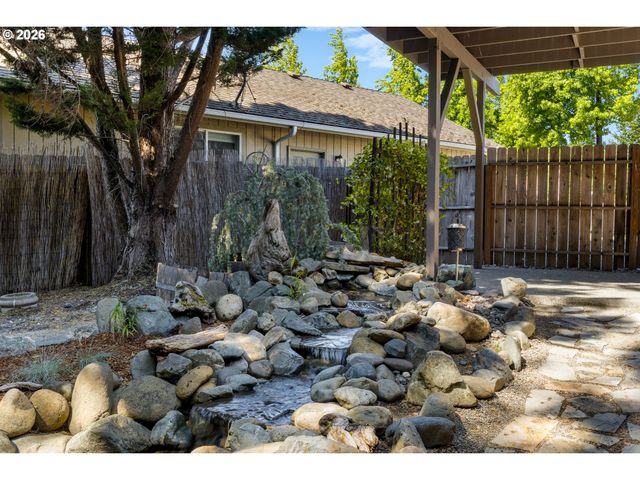 104 Nw DAWNHILL Ct, Grants Pass, OR 97526