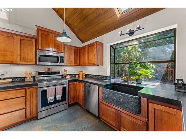 104 Nw DAWNHILL Ct, Grants Pass, OR 97526