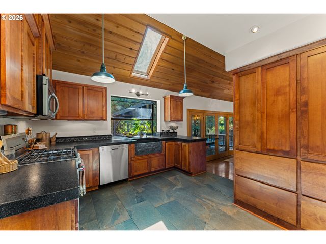 104 Nw DAWNHILL Ct, Grants Pass, OR 97526