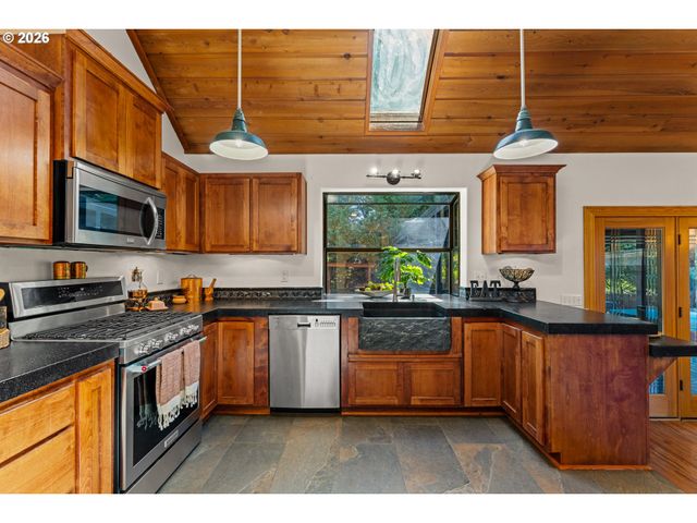 104 Nw DAWNHILL Ct, Grants Pass, OR 97526