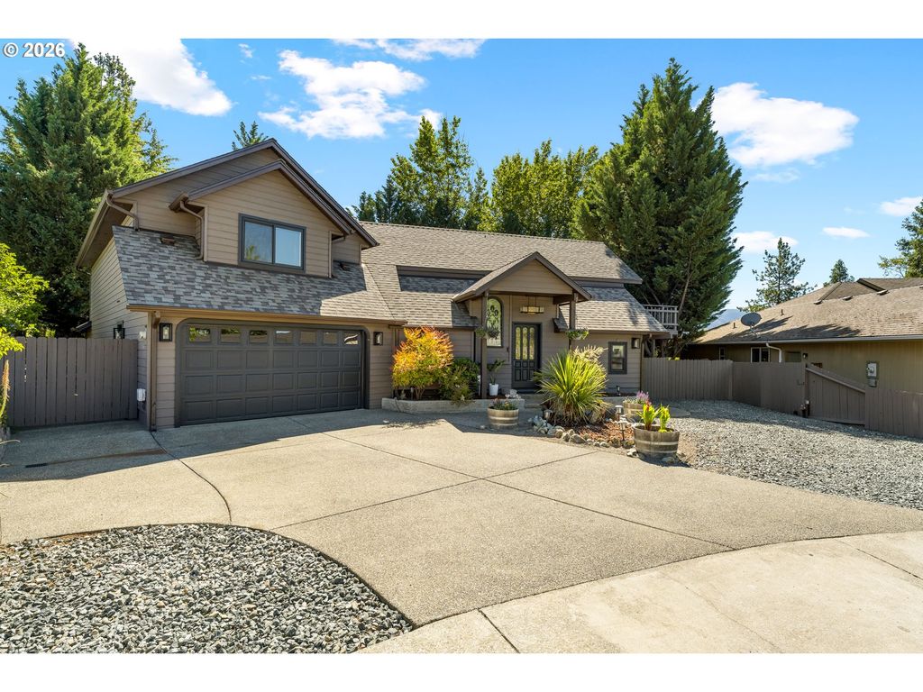 104 Nw DAWNHILL Ct, Grants Pass, OR 97526