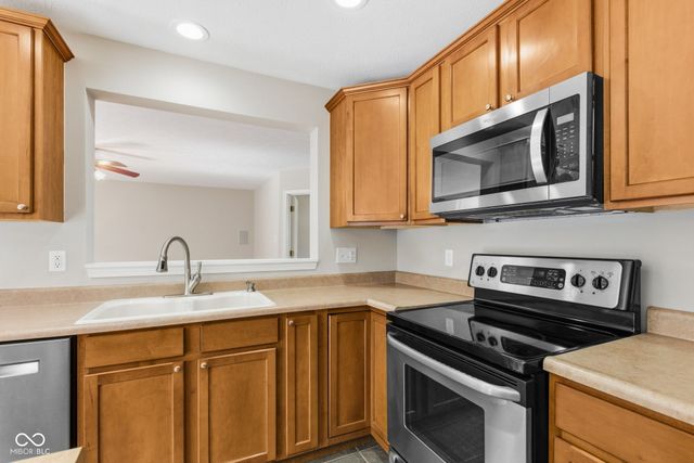 10873 Glazer Way, Fishers, IN 46038