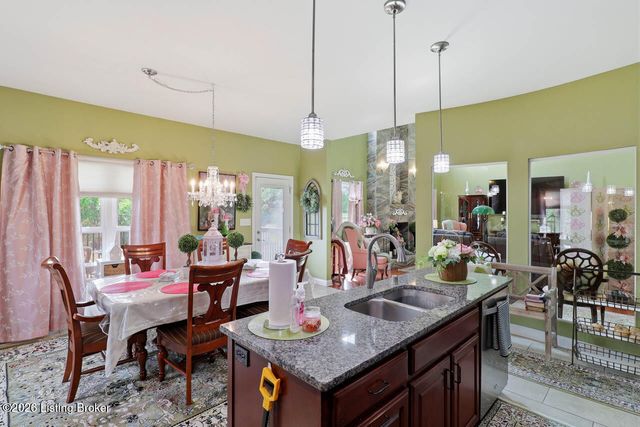 585 Sunray Dr, Shepherdsville, KY 40165
