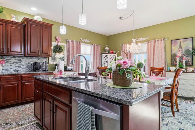 585 Sunray Dr, Shepherdsville, KY 40165