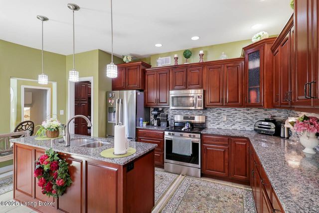 585 Sunray Dr, Shepherdsville, KY 40165