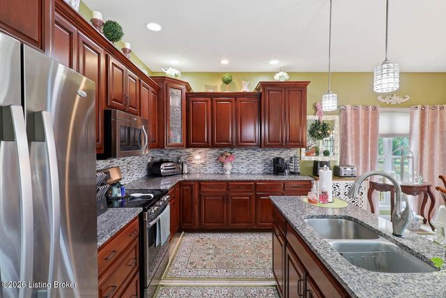 585 Sunray Dr, Shepherdsville, KY 40165