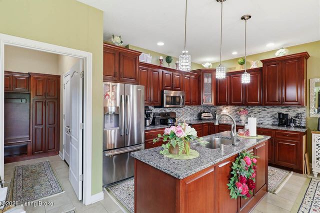 585 Sunray Dr, Shepherdsville, KY 40165