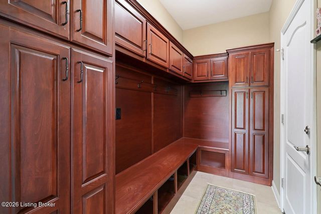 585 Sunray Dr, Shepherdsville, KY 40165