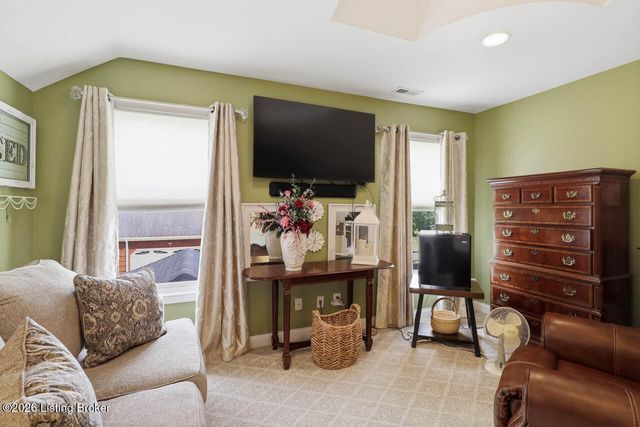 585 Sunray Dr, Shepherdsville, KY 40165