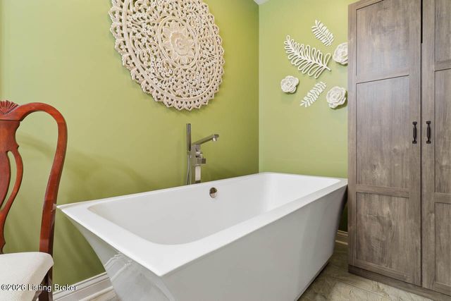 585 Sunray Dr, Shepherdsville, KY 40165