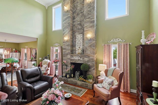 585 Sunray Dr, Shepherdsville, KY 40165