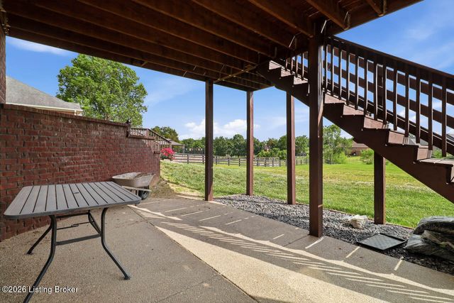 585 Sunray Dr, Shepherdsville, KY 40165