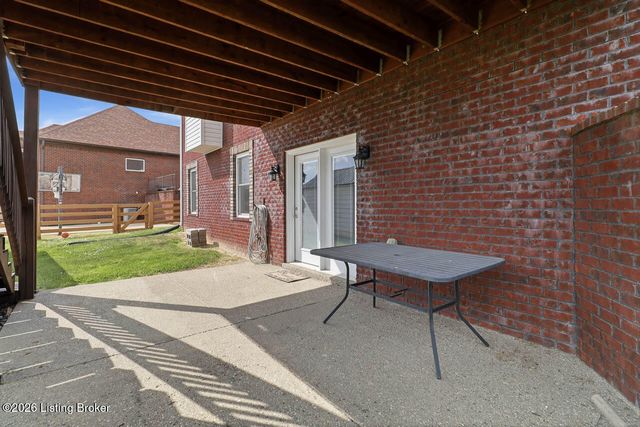 585 Sunray Dr, Shepherdsville, KY 40165