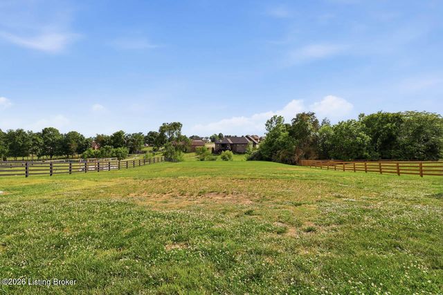 585 Sunray Dr, Shepherdsville, KY 40165