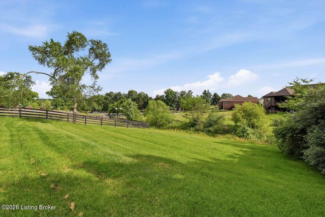 585 Sunray Dr, Shepherdsville, KY 40165