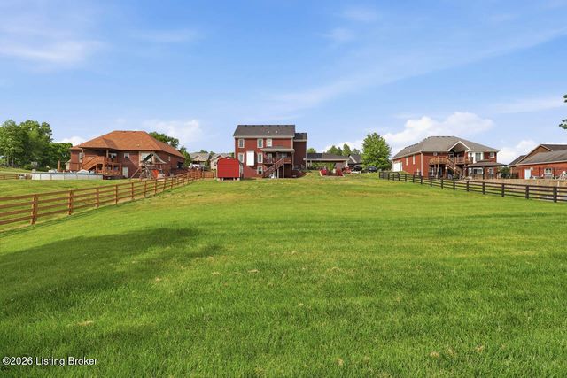 585 Sunray Dr, Shepherdsville, KY 40165